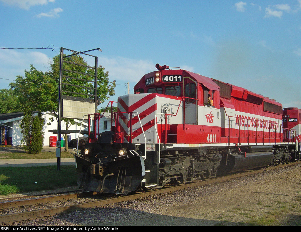 WSOR 4011 approaching Memorial Drive on the point of T003